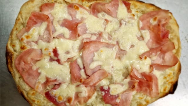 Pinsa Crostinaccio con Mozzarella, Prosciutto Cotto
