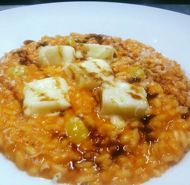 Risotto Carnaroli selezione Aquerello, al peperone, erborinato di capra, polvere di caffè e colatura di alici