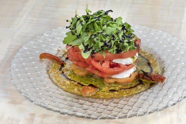Ensalada de tomate con de bou con burrata y salsa pesto