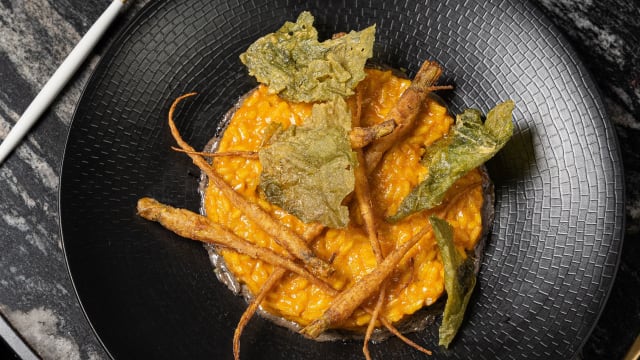 Risotto de zanahorias con algas crujientes y alioli de olivas negras