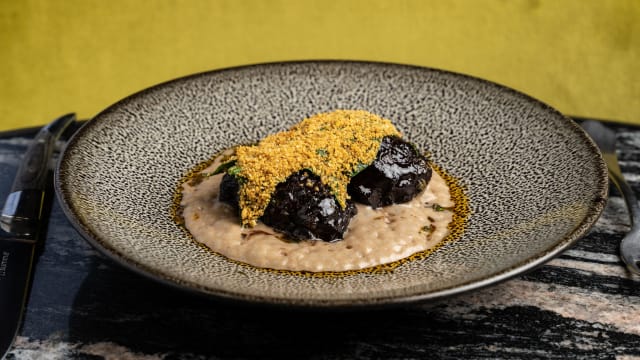 Carrilleras de cerdo ibérico con espinacas y frutos secos