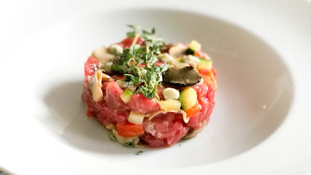 Tartare de boeuf à l'italienne, legumes croquant et truffe noire