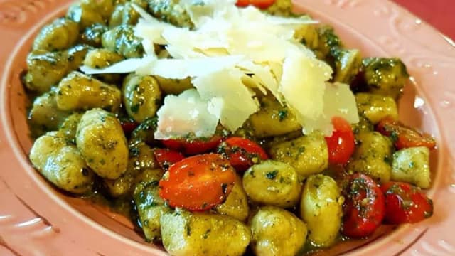 Gnocchi all'acqua con pesto al basilico, pomodorini e scaglie di Parmigiano