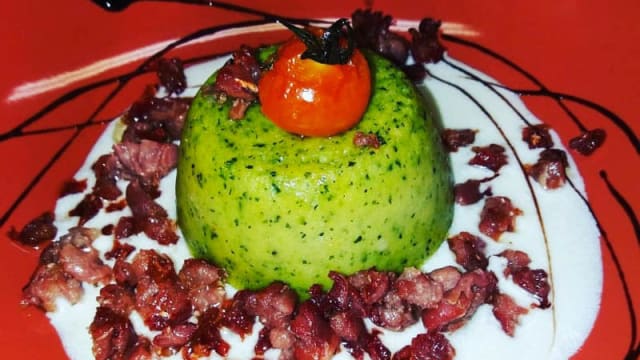 Flan di zucchine su fonduta di parmigiano e prosciutto crudo spadellato