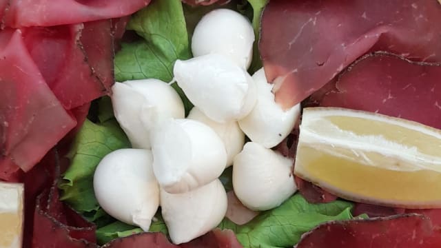 Bresaola con ciliegine di fior di latte