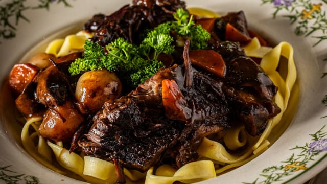 BŒUF BOURGUIGNON AU FEU DE BOIS