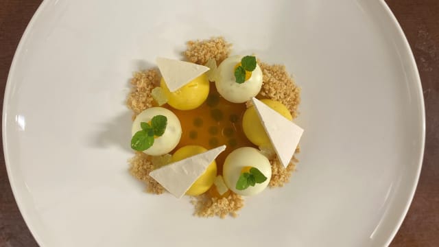 Mousse al cioccolato bianco e lime, cremoso al mango, crumble al limone, salsa allo zafferano e mango