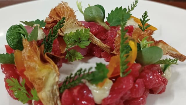 Battuta di controfiletto, maionese alla senape acciughe e capperi, cipolle sott’aceto, tuorlo marinato