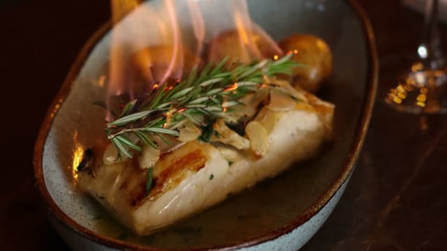 Bacalhau Assado com Batatas a Murro e Grelos Salteados
