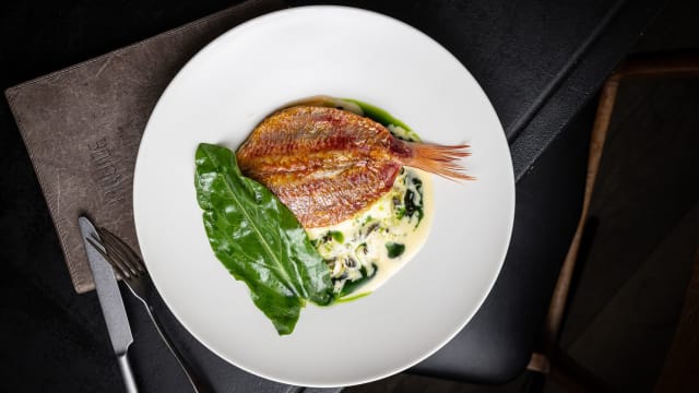 Rouget, poireaux, beurre fumé, kombu, oseille