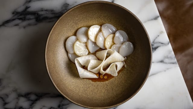 Saint-Jacques, céleri, bouillon de bœuf, ail noir, moelle