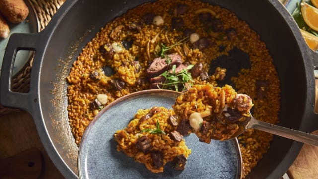 Arroz de pollo, salchichas, magro con setas y alcachofas