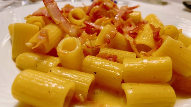 Mezze Maniche con formaggio pecorino e pancetta