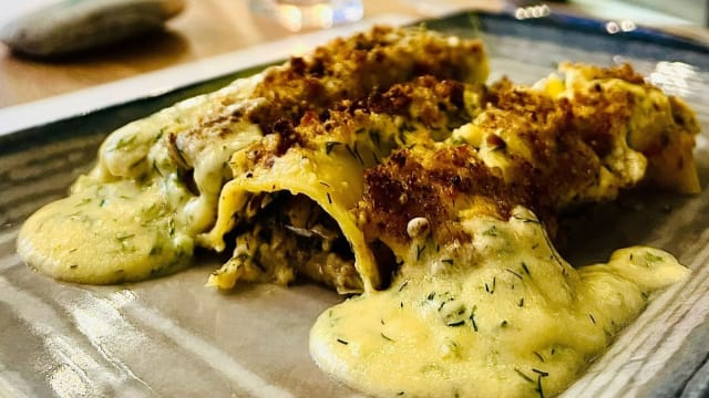 Cannelloni ripieni di sarde, besciamella zafferano, finocchietto e pangrattato all'arancia