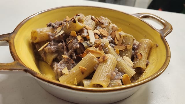Pasta con crema di cavolfiore bianco cotto in vino rosso, pecorino e mandorle tostate 