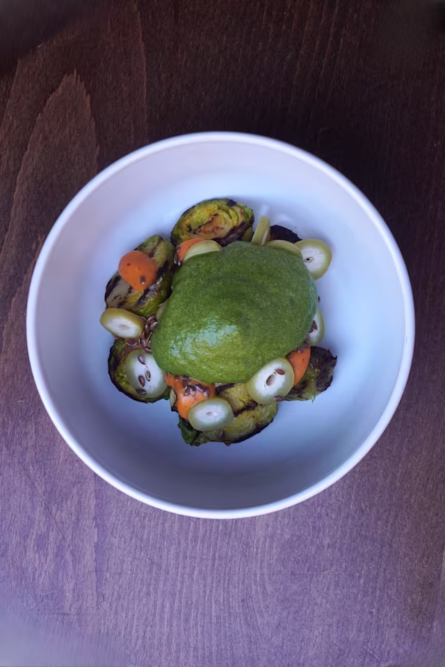 Cavolini di Bruxelles, kimchi, peschiole, semi di lino, insalata