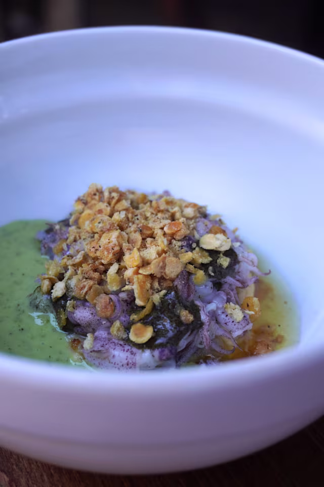 Calamaretti, lenticchie rosse, alga nori, grasso di gallo, chimichurri al finocchietto