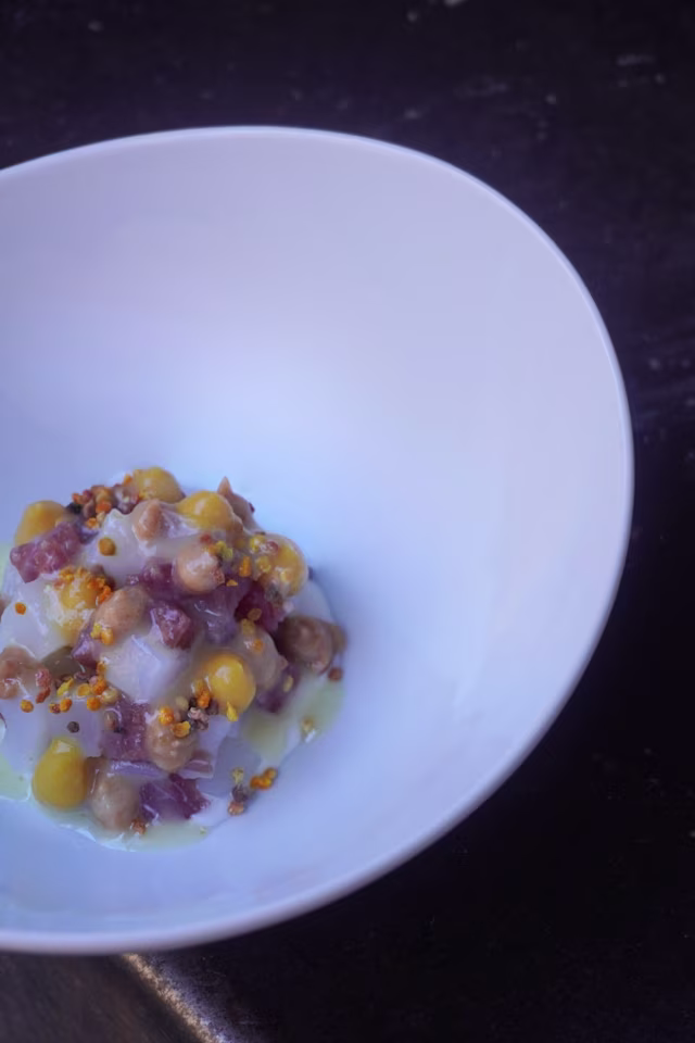 Seppia, carne salada, natto di fagioli, polline d'api, yuzukosho