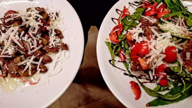 Tagliate di Angus: porcini e scaglie di grana; pomodorini, rucola e scaglie di grana