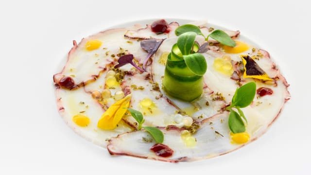 Carpaccio de poulpe, citron main de Bouddha, huile d'olive et origan