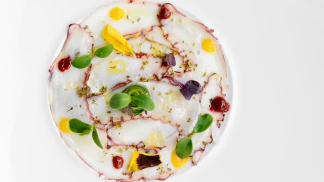Carpaccio de poulpe, citron main de Bouddha, huile d'olive et origan