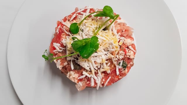 Ntakos, pai ncrétois, tartare de tomate, feta, basilic, câpres et huile d'olive