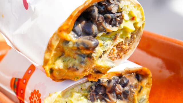 Burrito Polo Loco (tortilla,frango marinada,mole,arroz, fejão preto,guacamole,pica de galo e queijo)