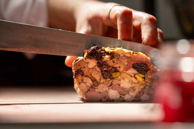 Terrine de campagne maison, pickles 