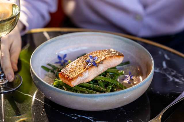 Filet de saumon mi-cuit, sauce beurre blanc 