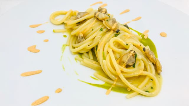 Spaghetto alla chitarra con vongole crema di zucchine e polpa di riccio