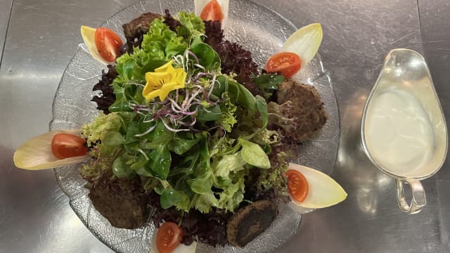 Polpette di lenticchie su insalata di stagione