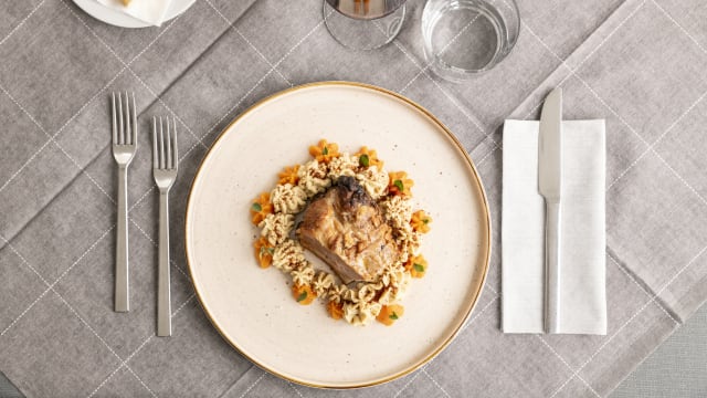 Lombatina di maialino a bassa temperatura con hummus e chutney di zucca 