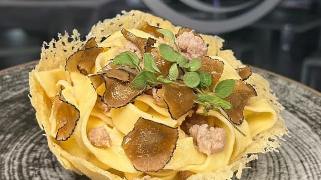 Tagliatelle salsiccia di Norcia e tartufo nero 