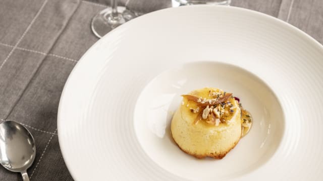 Tortino di ricotta e agrumi in salamoia con miele di castagna ,nocciole tostate e crumble speziato  