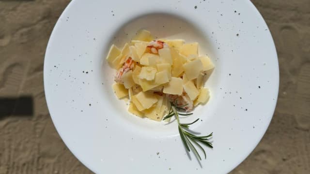 Gamberi con scaglie di grana e pepe nero