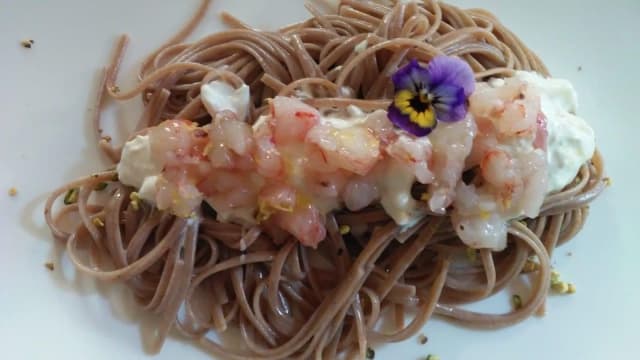 Linguina di farro Makaira su salsa di pistacchio stracciatella gamberi bianchi di Gallipoli e granella di pistacchio 