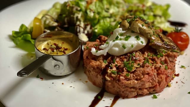 Tartare de boeuf au couteau, oeuf poché et au foie gras poele 