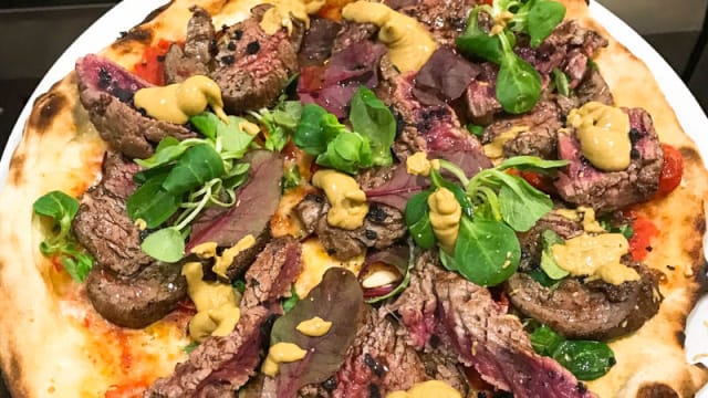 Pizza gourmet "La Passionale" con tagliata di carne, misticanza, pomodorini, pinoli e senape
