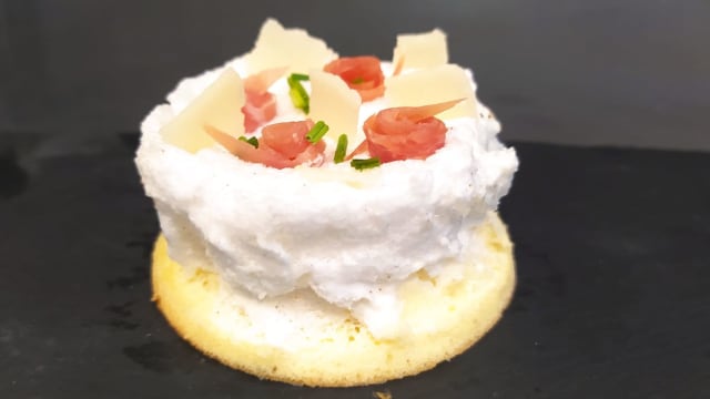 Omelette soufflée au jambon cru et parmesan