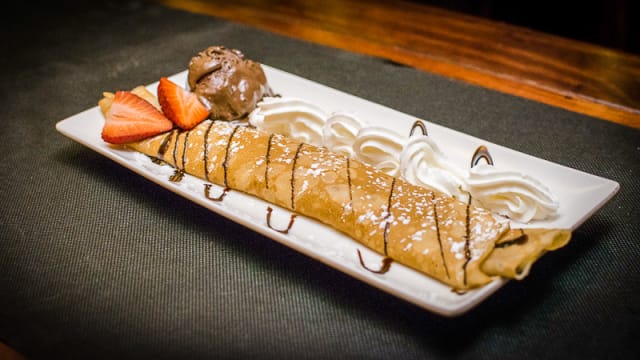 Crêpe de chocolate, fresa y helado