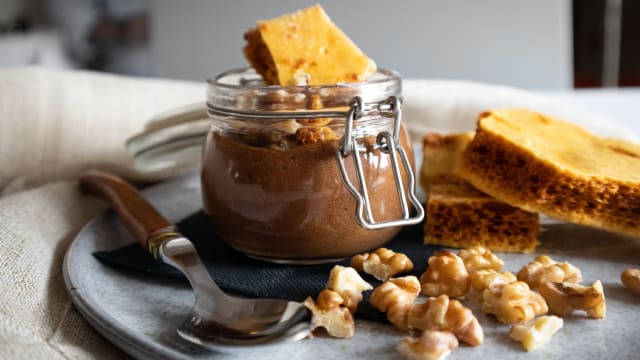 Mousse de Chocolate com Nozes e Favo de Caramelo