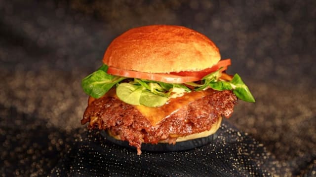 The Sinner Burger Doble smash dry aged de 90 gr cada disco, nuestra nueva salsa Queen, cheddar canónigos y tomate fresco en rodajas