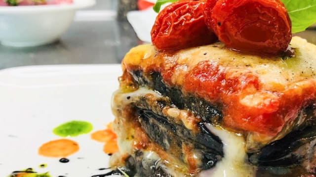 Parmigiana di Spatola con ragusano e nero di seppia