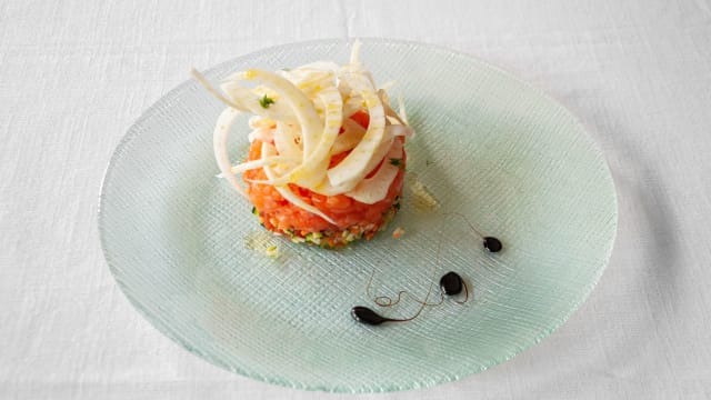 Tartare di salmone su verdure croccanti