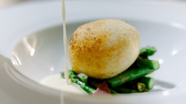 Uovo in crosta su fonduta leggera ed asparagi