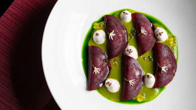 Ravioli di rapa rossa, caprino, estratto di peperoncini verdi dolci e mandorle