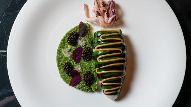 Calamaro ripieno, quinoa, finger lime e caviale di storione