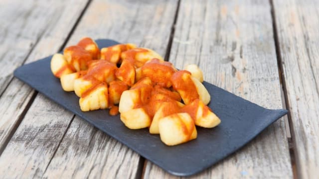 Ración de patatas bravas Funbar