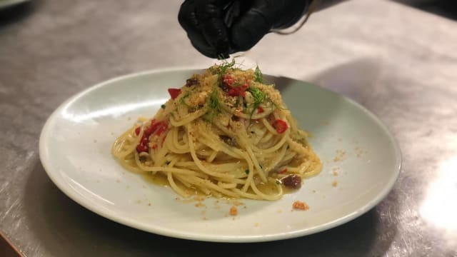 Spaghetti aglio, olio, peperoncino, alici, pinoli, uvetta e pan grattato