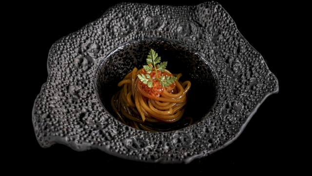 Tagliolino con brodo di trota affumicata, cipolla e uova di trota